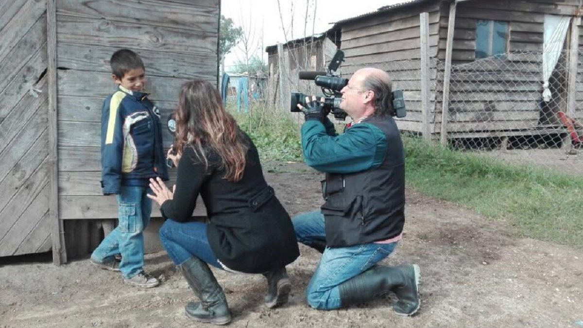 Miguel Fernández en una de sus tantas coberturas, junto a la periodista Paula Wilberger. Era un apasionado por su trabajo.