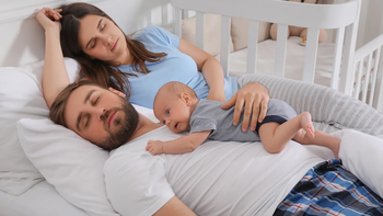 Un salto emocional en el tiempo: ver a tus padres de jóvenes en sueños puede traer comprensión, ternura y nuevas preguntas. Foto: Internet/Sueño.
