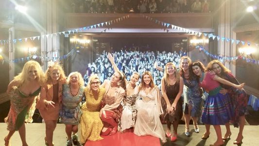 Las Derechas festejaron el primer mes a sala llena y agregan funciones