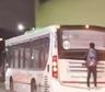 Una persona viajó colgada de un colectivo en el Puente Pueyrredón y quedó grabado