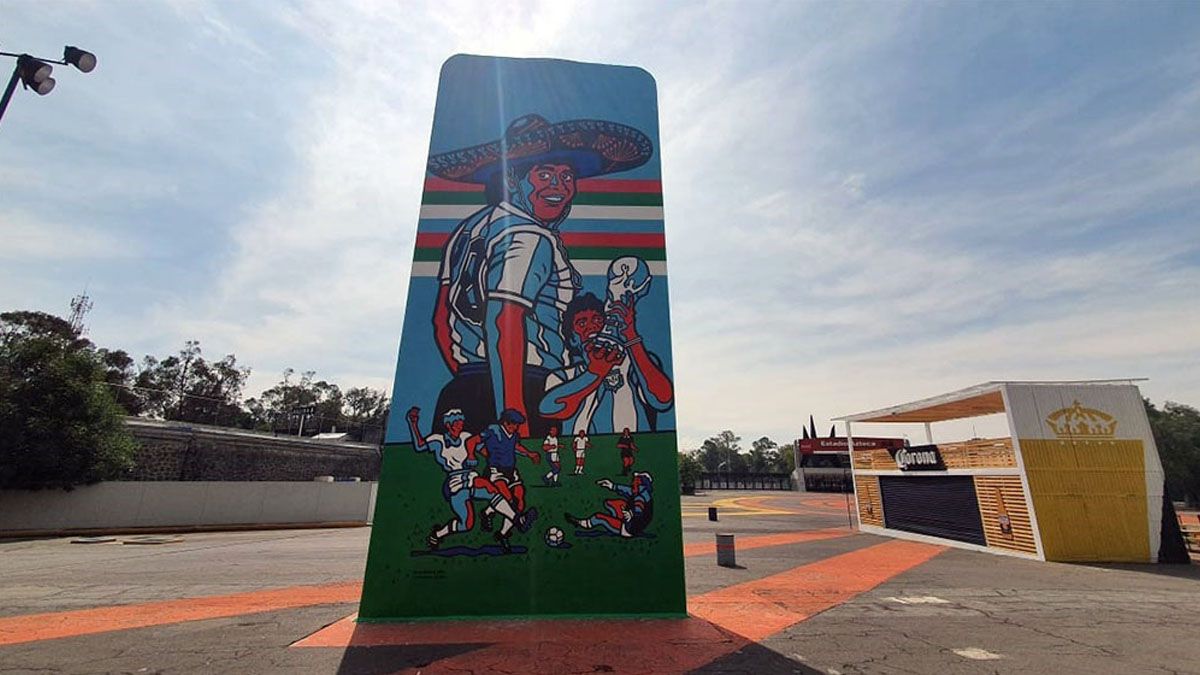 El mural en homenaje a Diego Maradona frente al Estadio Azteca, en México.