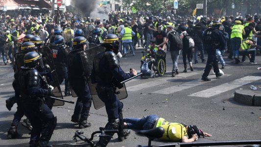 Más de 120 detenidos en otra protesta de chalecos amarillos en París