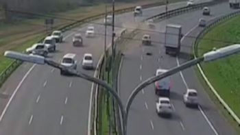 Un motociclista perdió la vida este jueves tras ser atropellado por un conductor que manejaba bajo los efectos del alcohol en el Camino del Buen Ayre. (Foto: captura de video) Un motociclista perdió la vida este jueves tras ser atropellado por un conductor que manejaba bajo los efectos del alcohol en el Camino del Buen Ayre. (Foto: captura de video)