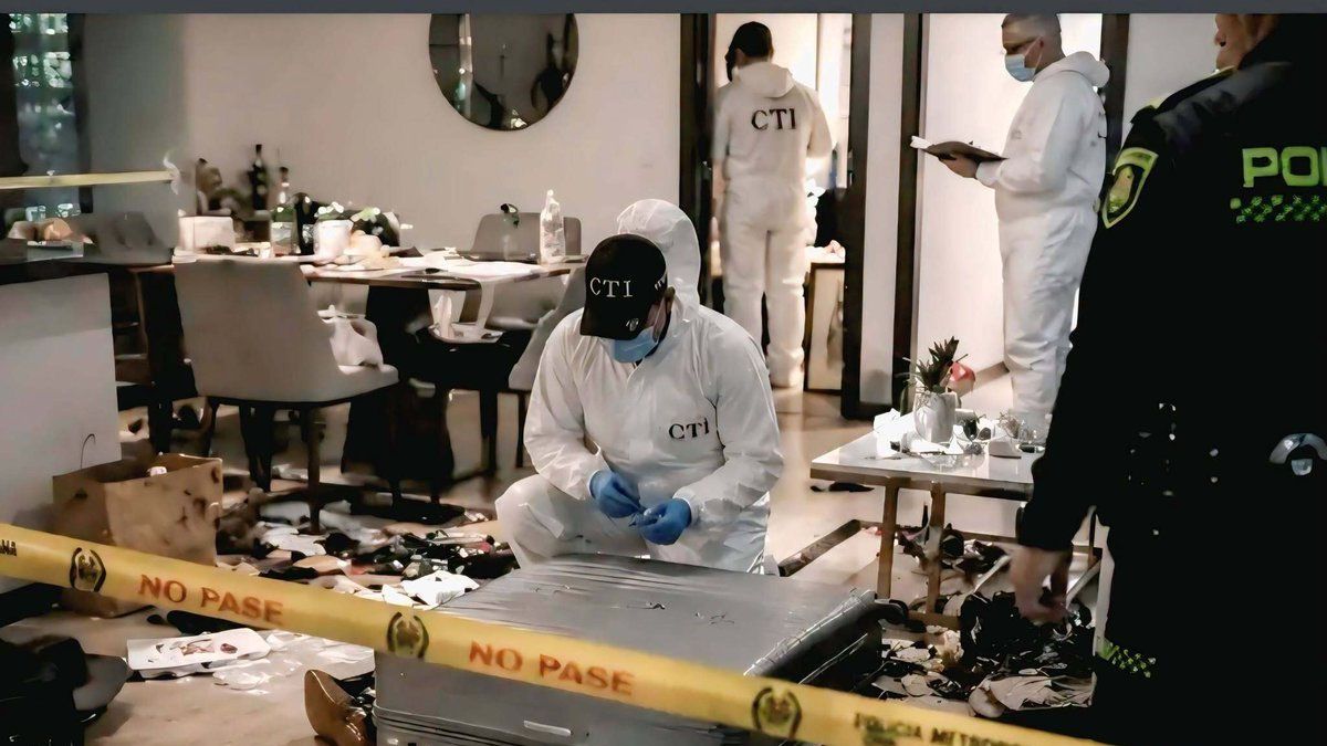 La policía científica investiga la valija en donde apareció el cuerpo de la modelo. El departamento - de alquiler turístico - era un verdadero desastre con cosas tiradas por todos los ambientes. (Foto: Gentileza El Tiempo)