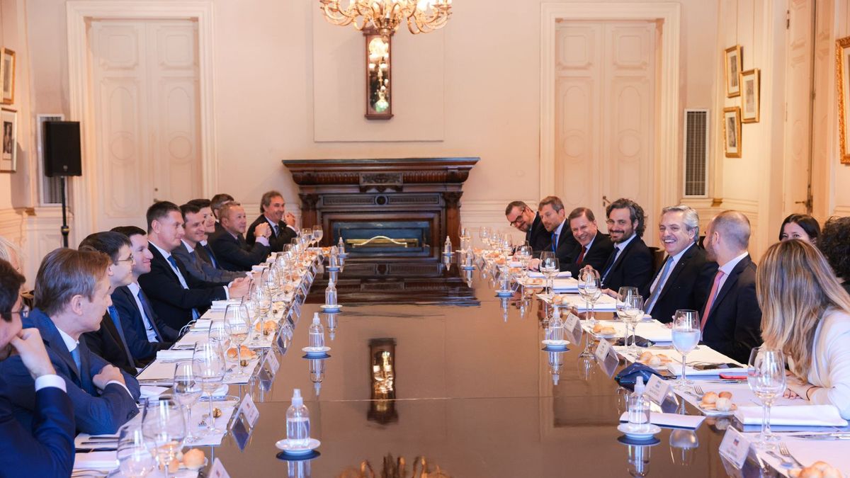 Alberto Fernández agasajó con un almuerzo en el Salón Eva Perón de la Casa Rosada a empresarios nucleados en el Fondo Ruso de Inversión Directa. Foto: Presidencia.
