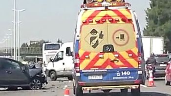 Choque fatal en la Autopista del Oeste: murió una familia de tres personas