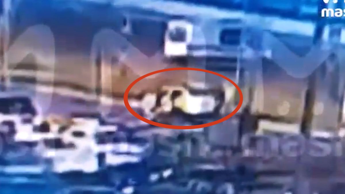 El momento captado en que los terroristas dejan en auto el lugar del atentado en los alrededores de Mosc&uacute; (Foto: captura de TV).