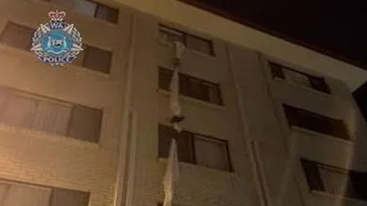 Australia: Ató sábanas para escapar de un hotel donde hacía cuarentena y fue capturado