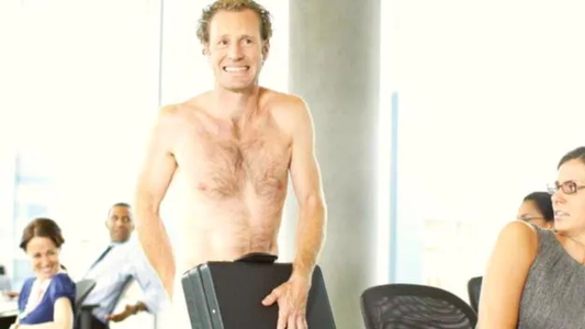 Soñar que estás desnudo en público: el lado oculto de este sueño tan incómodo