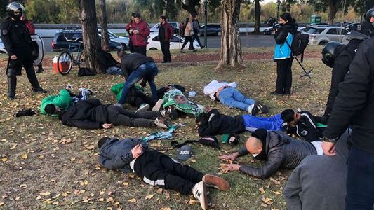 Detuvieron a 50 hinchas de Deportivo Cali en Puerto Madero: tenían cuchillos, navajas y facas