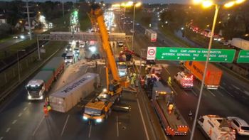 Un camión chocó contra un auto en la Panamericana, volcó y quedó partido en dos. (Foto: gentileza TN)