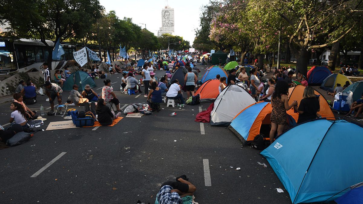 Las organizaciones agrupadas en la Unidad Piquetera (UP) decidieron este martes por la noche continuar con el acampe sobre la avenida 9 de Julio. (Foto: T&eacute;lam)