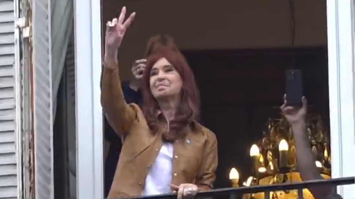 Cristina Kirchner saludó desde el balcón a la multitud que se movilizó a 100 días de su detención.&nbsp;