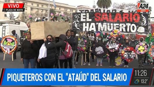 La tumba del salario mínimo: militantes de izquierda marchan con un cajón fúnebre hasta Plaza de Mayo