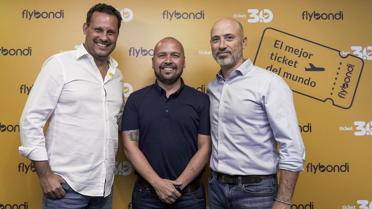 Jos&eacute; Ricardo Botelho, director Ejecutivo de la Asociaci&oacute;n Latinoamericana y del Caribe de Transporte A&eacute;reo (ALTA); Mauricio Sana, CEO de Flybondi; y Juan Pablo Lafosse cofundador y CEO de TravelX, en el lanzamiento de los tickets 3.0. (Foto Flybondi)