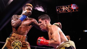 Brian Castaño empató ante Charlo en un fallo muy polémico y ambos conservan sus títulos