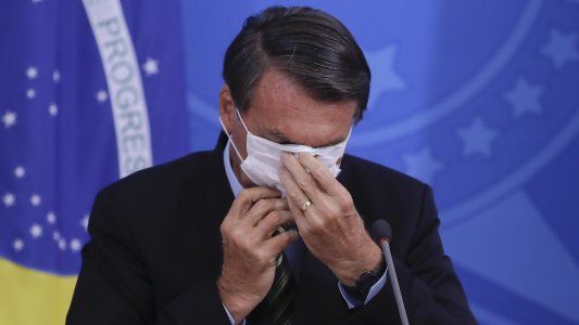 Video: Bolsonaro levantó a una persona con enanismo pensando que era un niño