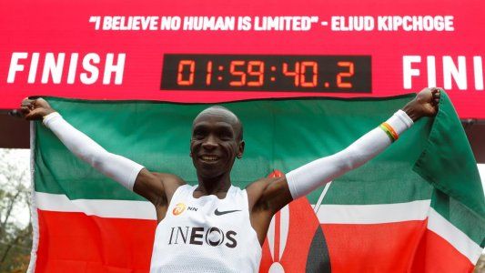 Histórico: el keniata Eliud Kipchoge se convirtió en el primer hombre en bajar la barrera de las 2 horas en el maratón