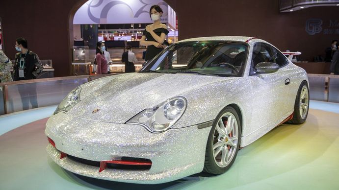 Impresionante: China exhibió un Porsche cubierto con 400 mil piedras preciosas incrustadas a mano