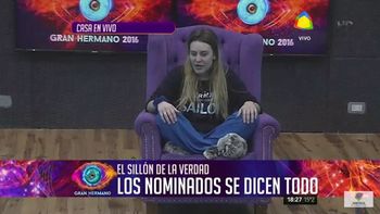 Yasmila, con los tapones de punta contra Mauricio y Luifa