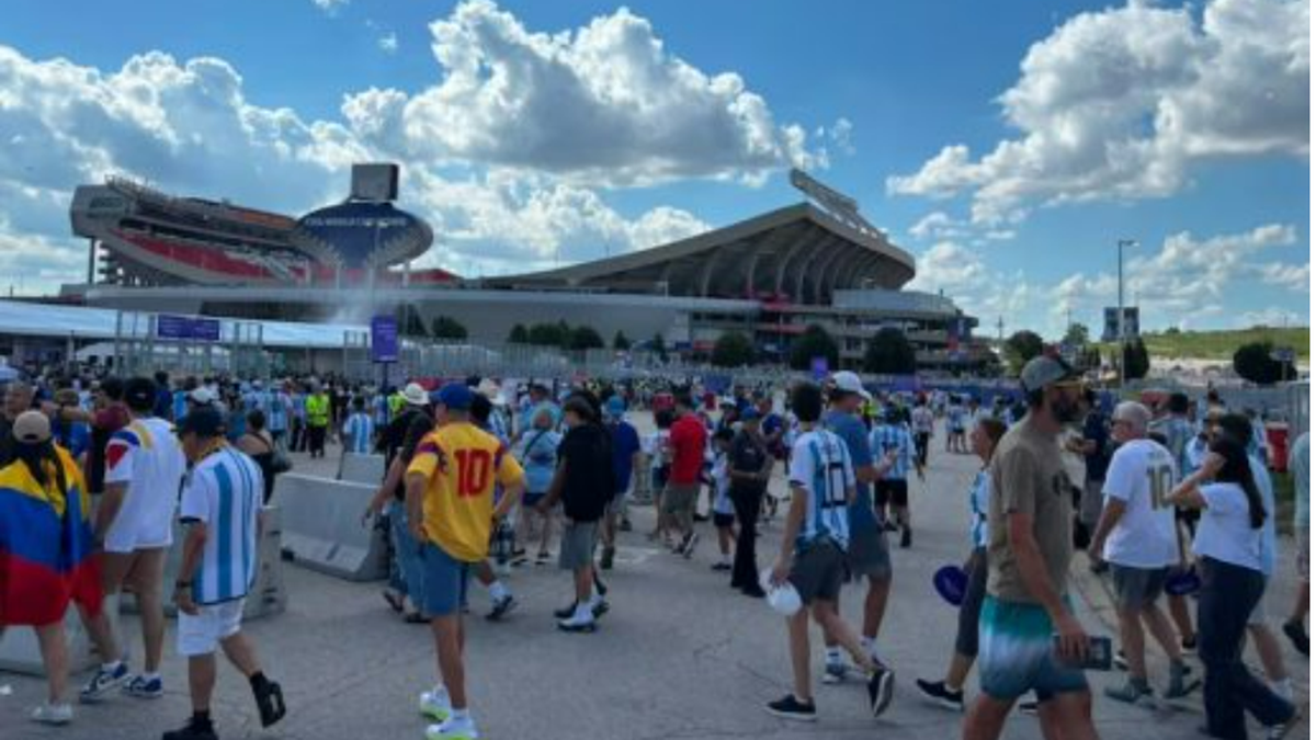 El color de los hinchas argentinos en la puerta del estadio. (Foto: gentileza el Comodorense)
