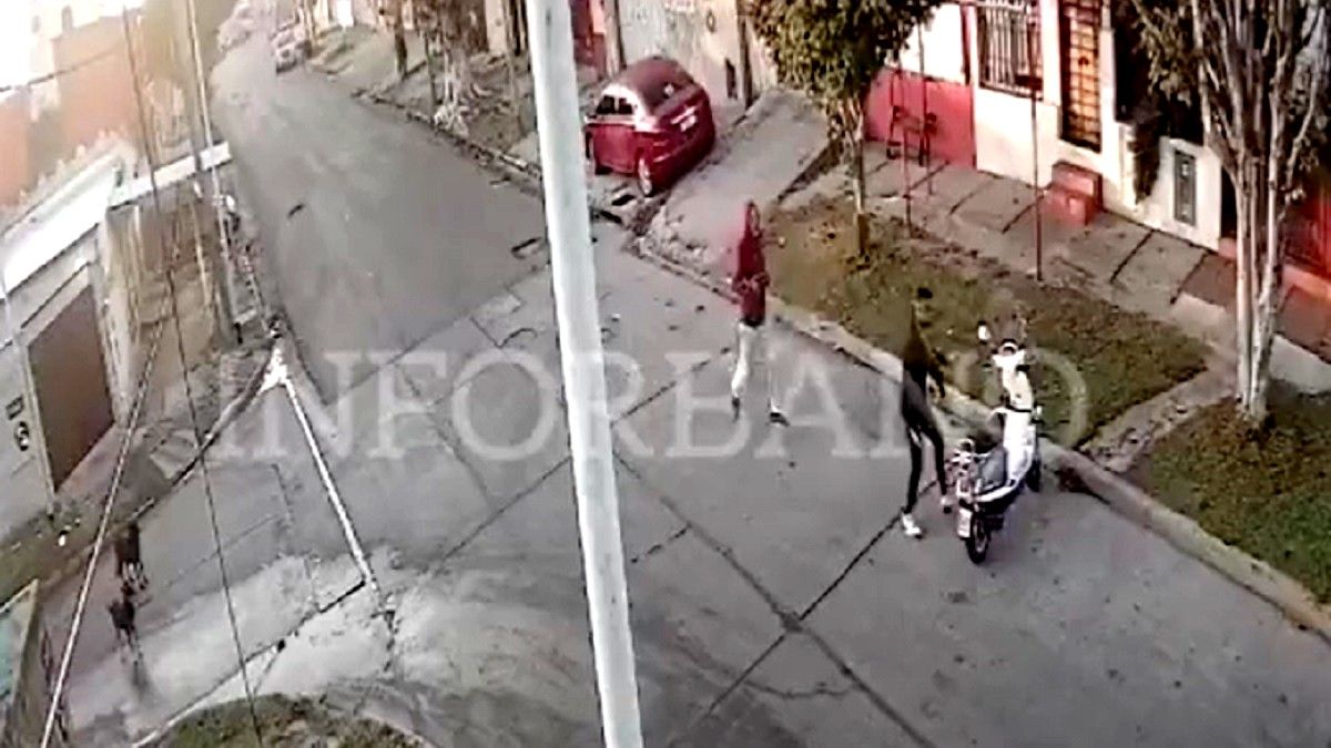 Inseguridad. La impactante secuencia ocurrió a plena luz del día. El motochorro fue detenido (Foto: captura de video).