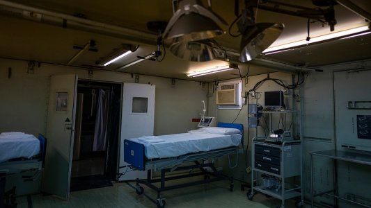 Infectados y aislados: cómo es vivir encerrado en una habitación de hospital por el coronavirus y casi sin contacto humano