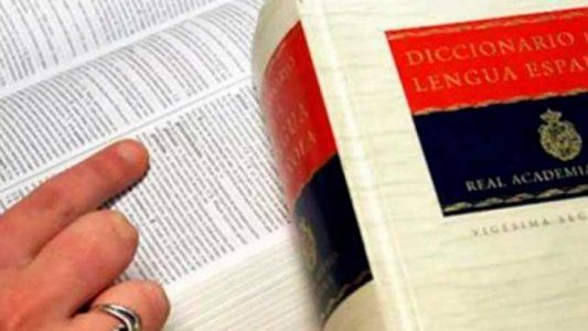 La RAE sigue rechazando el lenguaje inclusivo pero permitirá el uso de “yutubero”, “guasap” y “jáquer”