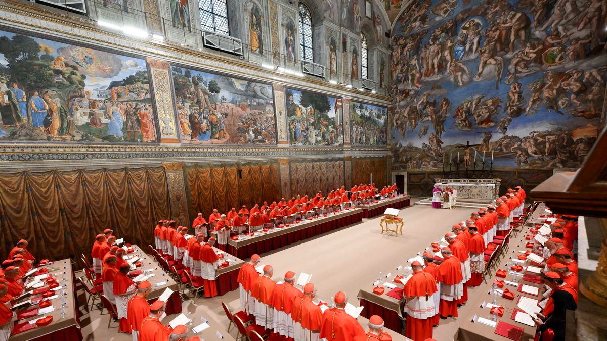 El papa tuvo su primer rezo intímo en la Capilla Sixtina. (Foto: Reuters).