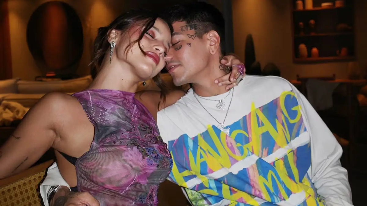 Acusan a Emilia Mernes de coquetear con un famoso delante de Duki: el video