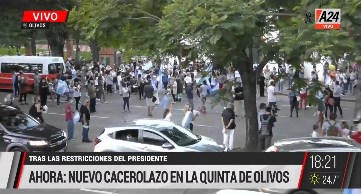 Protesta frente a la Quinta de Olivos por las restricciones.