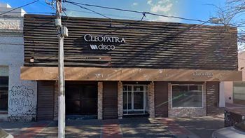 Un adolescente de 16 años murió durante la madrugada tras ser atacado dentro de un boliche. Un adolescente de 16 años murió durante la madrugada tras ser atacado dentro de un boliche.