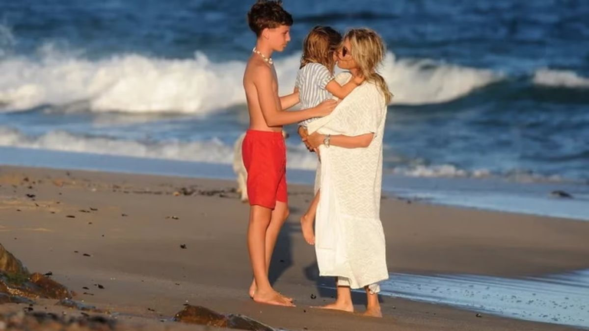 Paquito, el hijo de Carolina Gim&eacute;nez Aubert de 11 a&ntilde;os, junto a su madre y su hermana en las playas uruguayas.&nbsp;