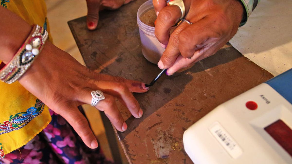 Una tinta indeleble por varias semanas es la garant&iacute;a para evitar que un elector vote m&aacute;s de una vez en la India (Foto: gentileza El mundo).