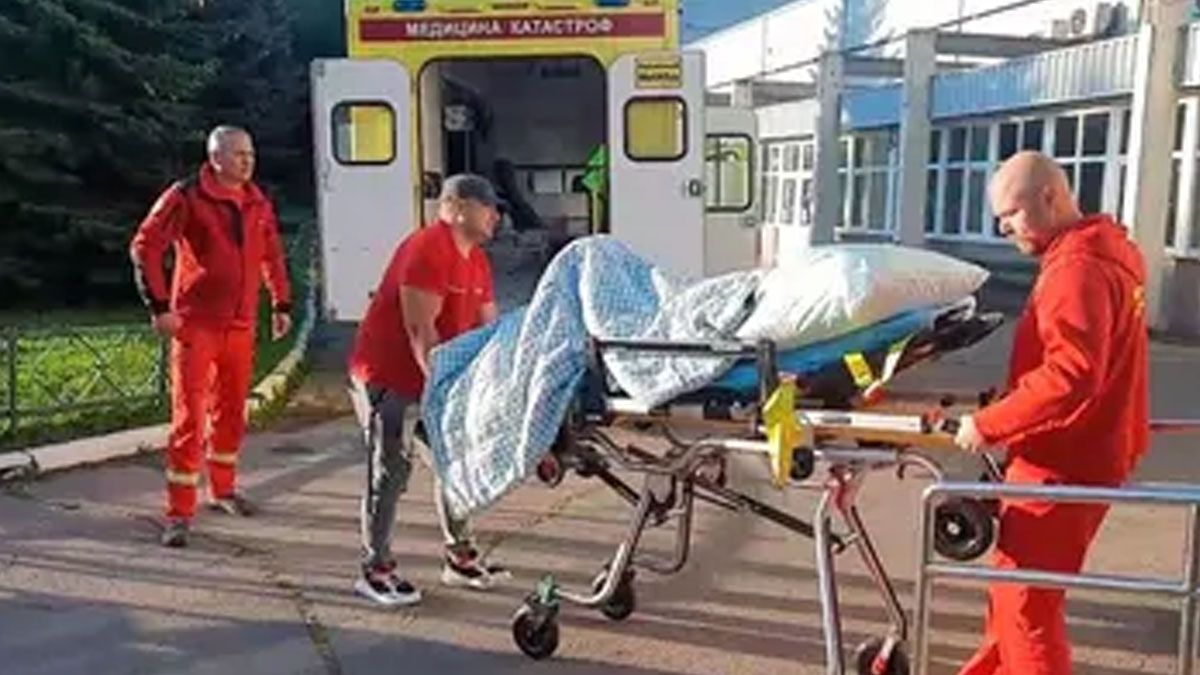 Paramédicos retiran en gravísimo estado a un juez de ajedrez atacado con un tablero de madera por un concursante en un campeonato en Rusia. (Foto: Gentileza Obozrevatel)