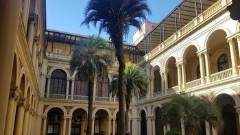La grieta llegó a los horarios de los presidentes, el living de Vilma Ibarra y el equilibrista Martín Guzmán