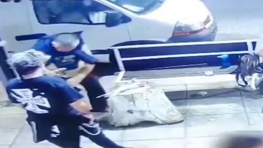 Impactante video: tenía un arma en una bolsa, se le escapó un tiro y baleó a un vendedor en plena calle