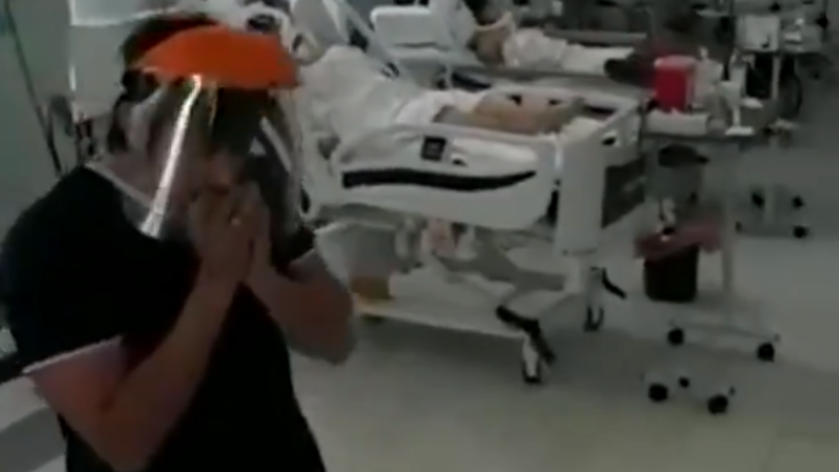 Gastón Carrizo comenzó a tocar la armónica para aliviar la situación de las personas internadas en la sala de terapia intensiva.