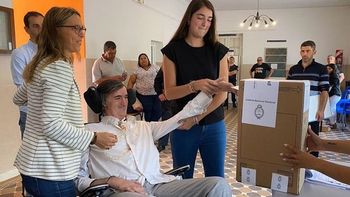 La emoción de Esteban Bullrich al emitir su voto y recibir un homenaje