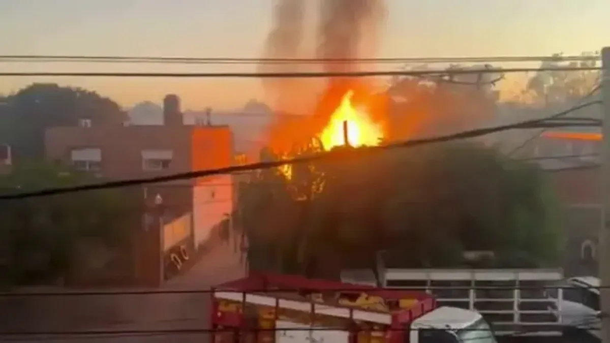 El insólito motivo por el que se originó el incendio de un depósito de garrafas