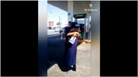 Se recibió y le llevó el título a su papá, que es payaso en una estación de servicio