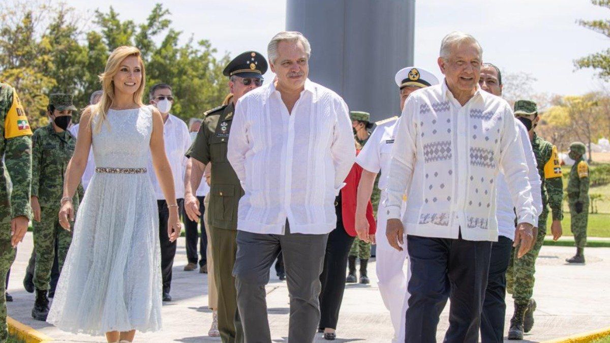 Alberto en México: entre la búsqueda del liderazgo regional y pilotear el frente interno por las vacunas y la economía