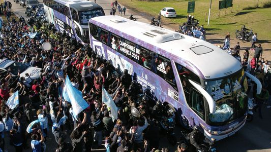 Lionel Messi y los campeones de América, recibidos por una multitud en Ezeiza