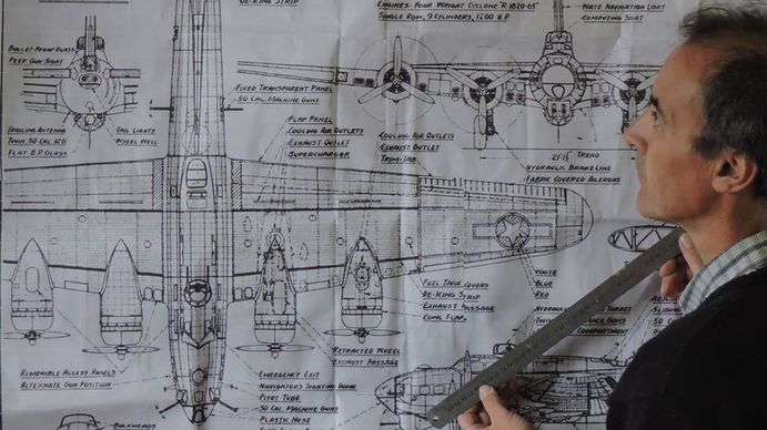 La historia del aeromodelista artesanal que fabrica reliquias de la Segunda Guerra deseadas por coleccionistas