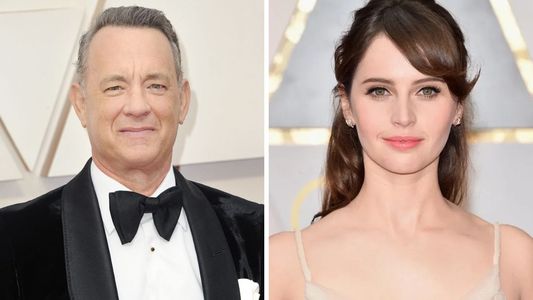 Tom Hanks y Felicity Jones brillan en Netflix con la película que bate récords en reproducciones