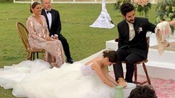 Polémica por una foto del casamiento de la hija de Ricardo Montaner lavándole los pies a su marido