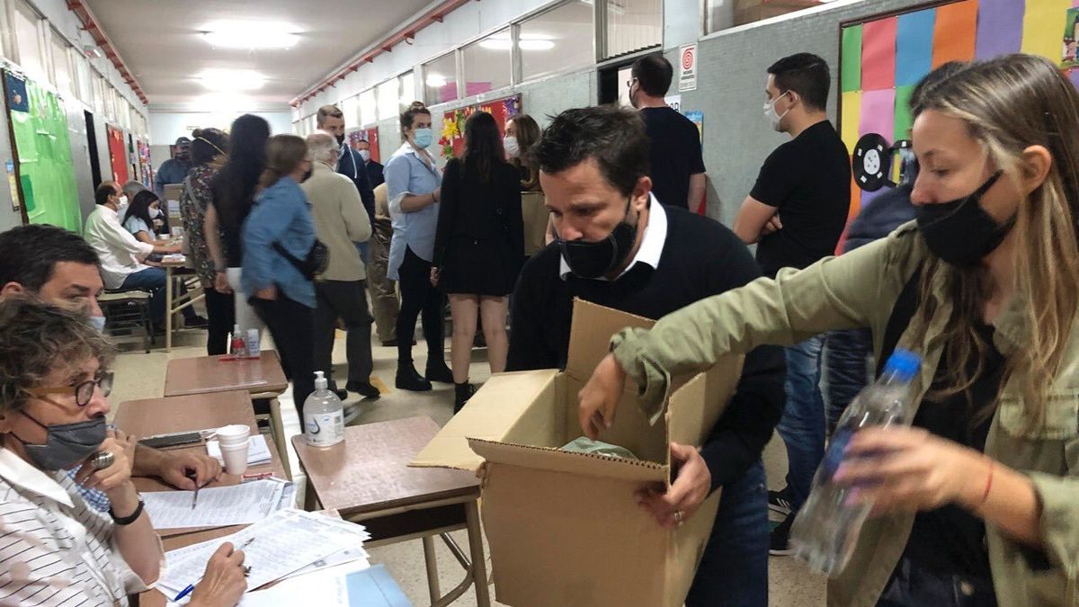 Martín Tetaz repartió empanadas entre los fiscales. 