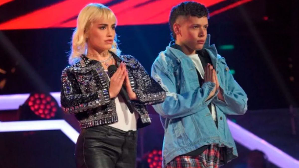 Santiago Borda en su primera actuación en La Voz Argentina junto a Lali Espósito.