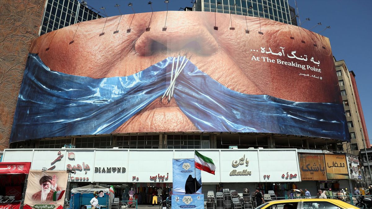 Trump mudo. el ingenioso cartel en las calles de Teherán. Una faja cubre la boca del presidente de Estados Unidos, pero no es otra cosa que el perfil del estrecho de Ormuz. ( foto: Gentileza Al jazeera)