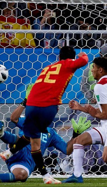 España empató 2-2 con Marruecos gracias a la ayuda del VAR y se cruzará con el local Rusia en octavos